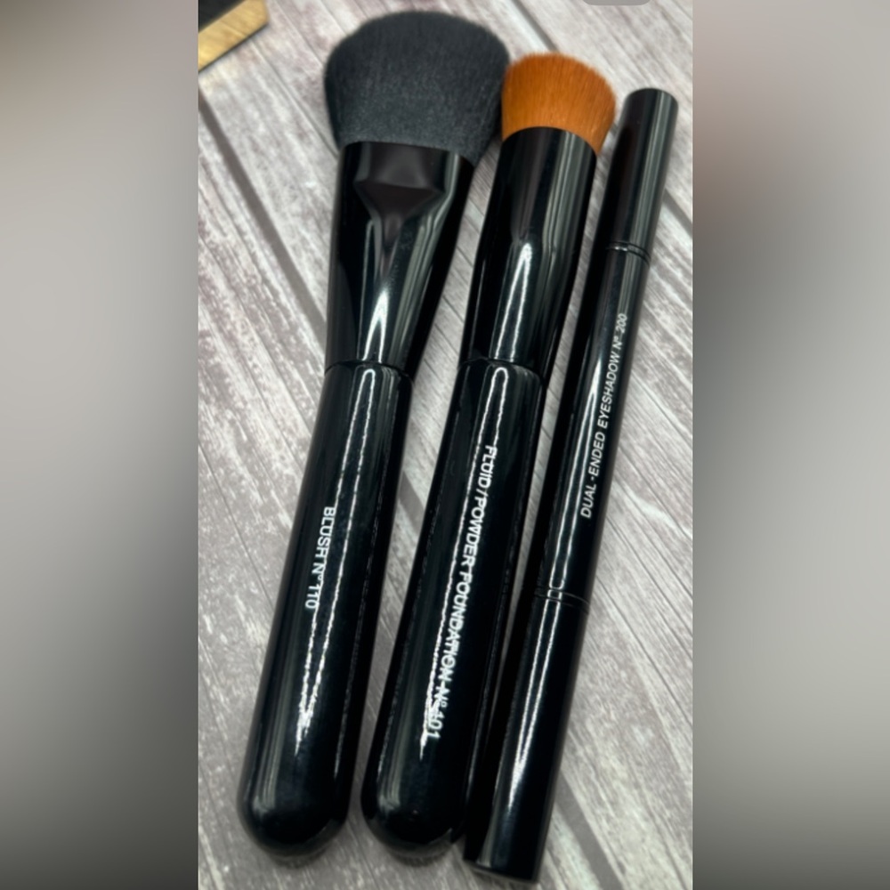 Chanel Les Pinceaux de Chanel 3-Piece Makeup Brush Set with Pink Case - Picture 10 of 14